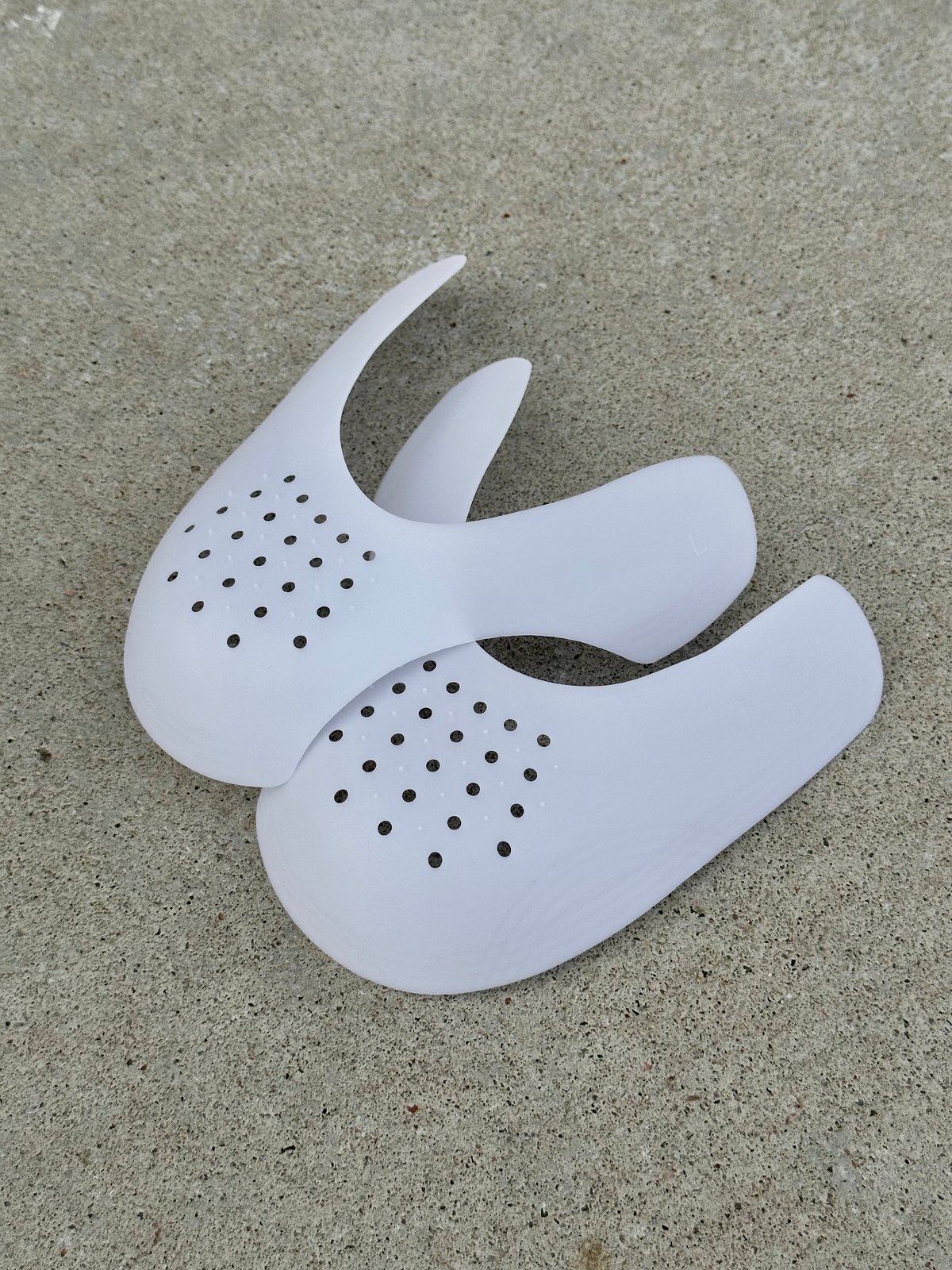 Crease Guard kenkäsuojat betonitaustalla