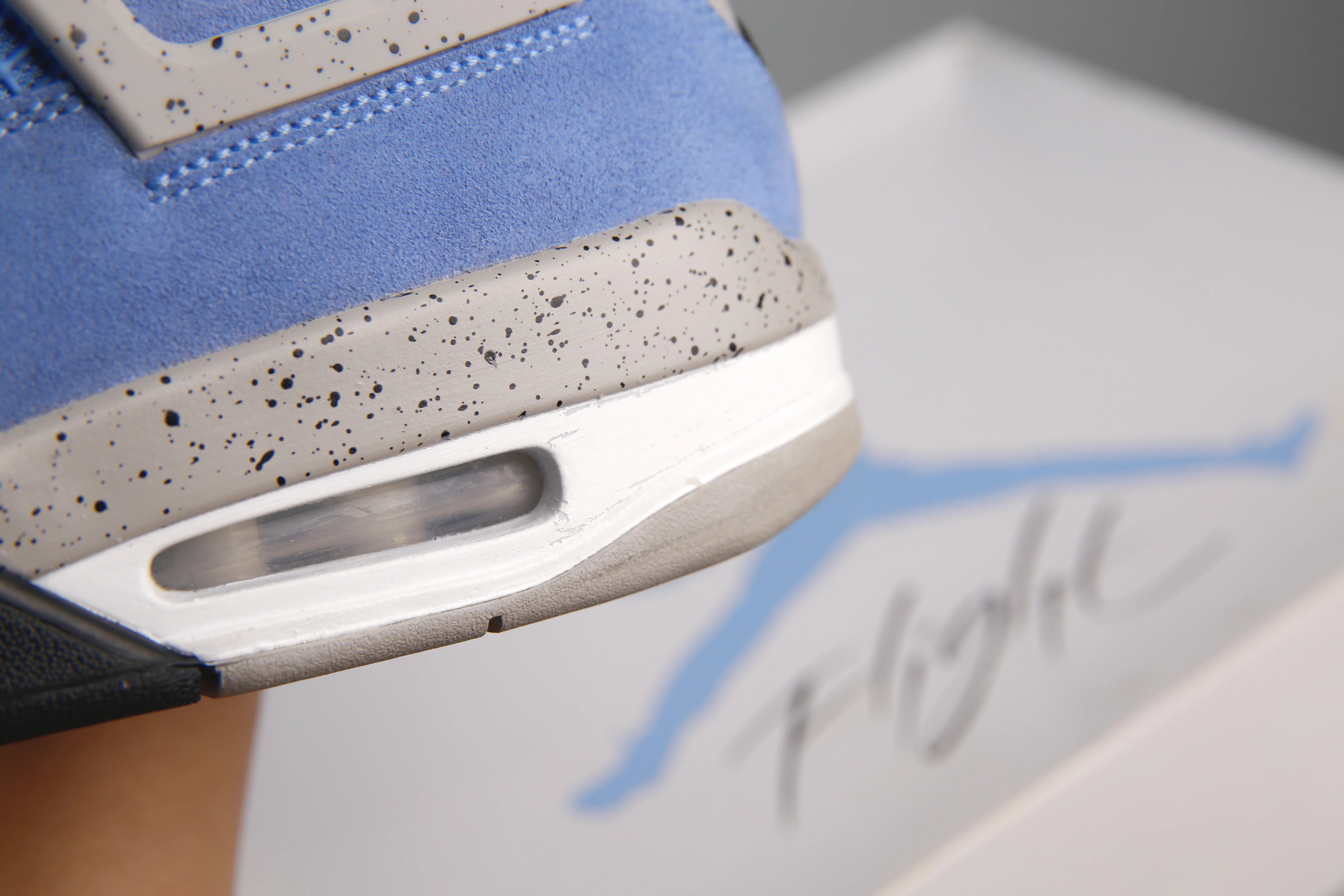 Air Jordan 4 Retro University Blue (Käytetty)