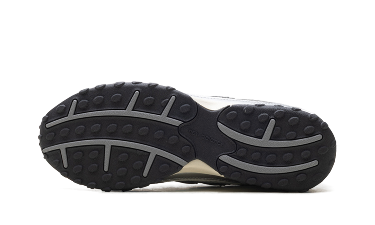 New Balance 204L Silver Metallic Black