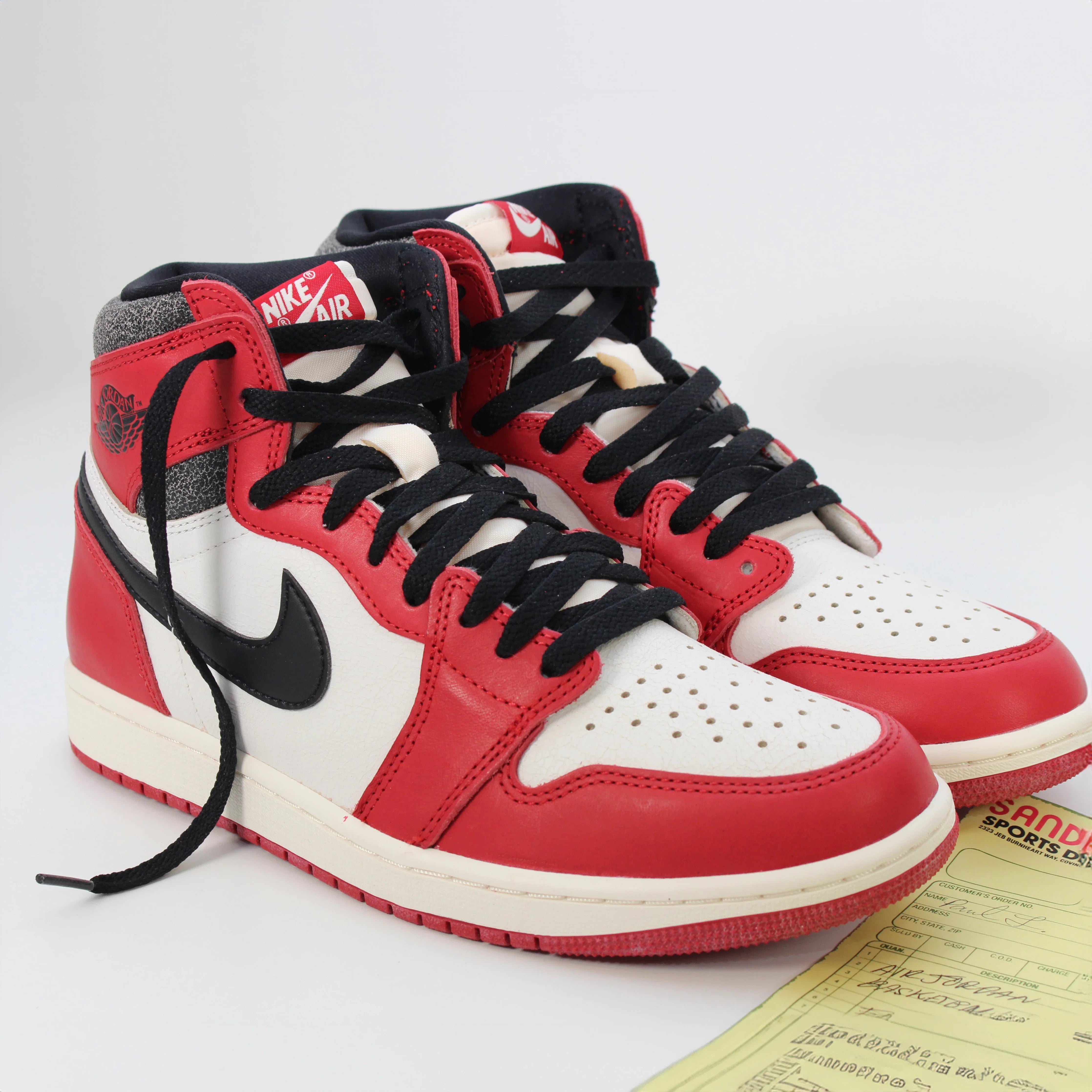Punaiset Air Jordan 1 High -kengät