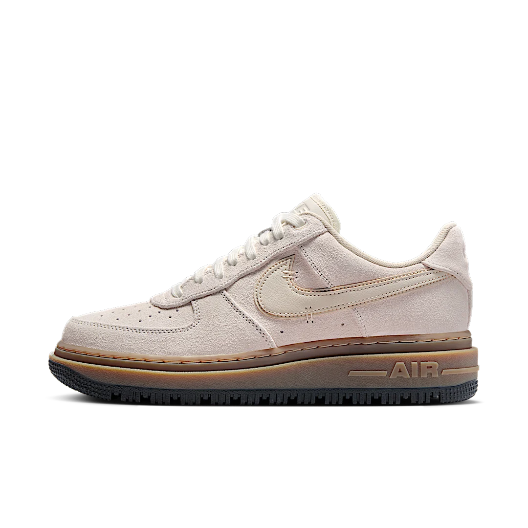 ナイキエアジョーダン Nike Air Force 1 Low Luxe Light Orewood Brown Gum (HV2531-100) - Sneak