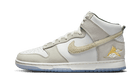 Nike Dunk High Premium San Francisco Chinatown Gold Mountain, Summit White/Desert Ore-Light Bone-Evergreen-Sail-Yellow Gold (FD0776-100)