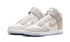 Nike Dunk High Premium San Francisco Chinatown Gold Mountain, Summit White/Desert Ore-Light Bone-Evergreen-Sail-Yellow Gold (FD0776-100)